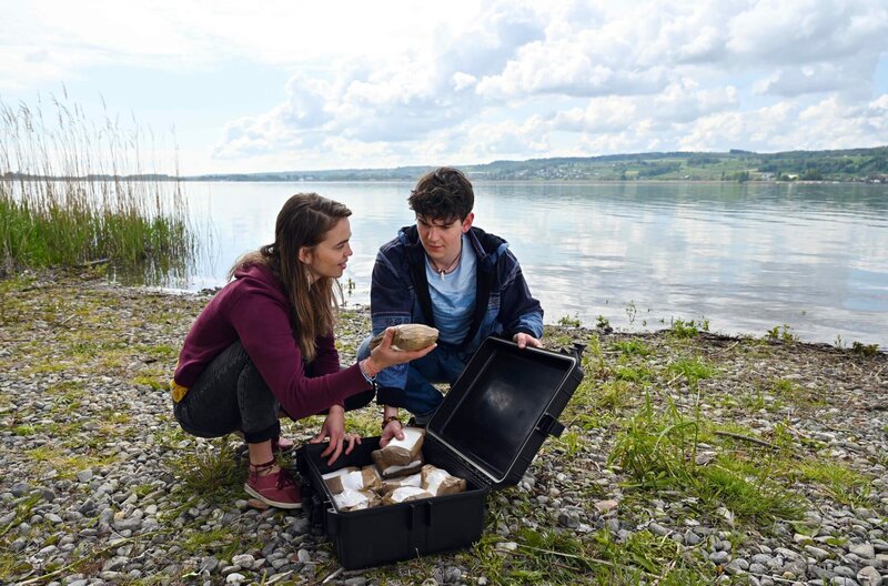 Katja Hartmann (Matilda Merkel, l.) und Marco Reichert (Silvio Kretschmer, r.) finden am Ufer des Bodensees einen Koffer voller Kokain. – Bild: „Bild: ARD/​Bernd Schuller (S2). ARD Programmdirektion/​Bildredaktion
