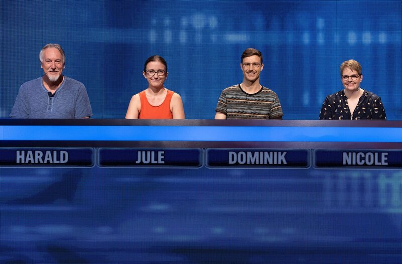 Die Kandidat:innen (v.l.n.r.): Harald Jung, Jule Widmann, Dominik Gürtler und Nicole Stratmann. – Bild: ARD/​Arne Vollstedt