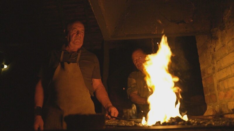 Dem Schmied wurden in der Vergangenheit magische Kräfte zugeschrieben, da er kostbares Metall gewinnen und daraus Gegenstände herstellen konnte. – Bild: ZDF