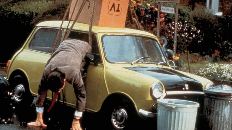 Der Transport des neuen Fernsehapparats gestaltet sich für Mr. Bean (Rowan Atkinson) recht kompliziert. – Bild: SUPER RTL
