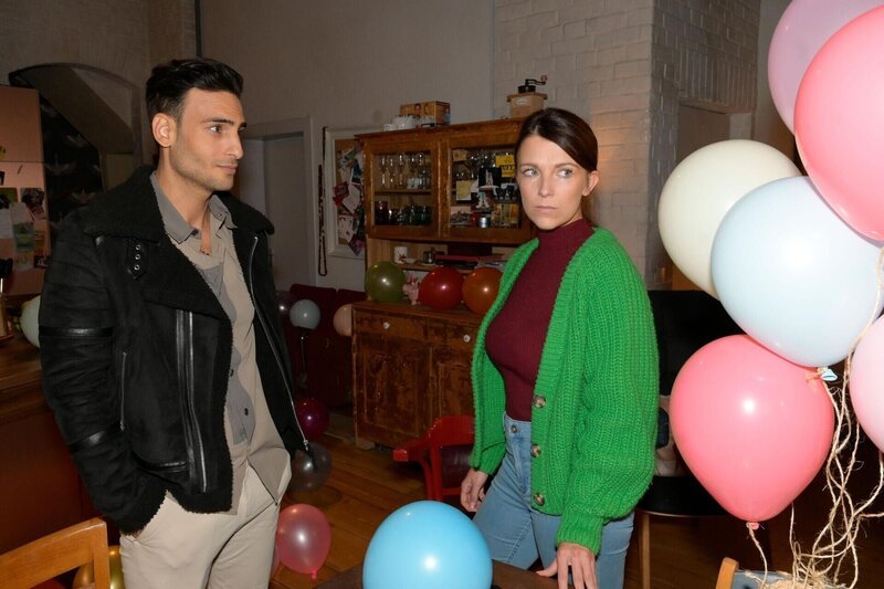 Als Lillys (Iris Mareike Steen) Überraschung für Nihat (Timur Ülker) platzt, ist Lilly schwer enttäuscht. – Bild: RTL /​ Rolf Baumgartner