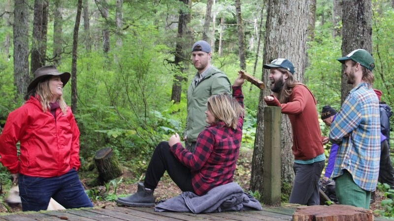Misty and Kevin McCray are laughing at Gauge while enjoying the forest with Joshua and Jake Wilson. – Bild: Discovery Channel /​ Photobank. /​ Discovery Communications, LLC