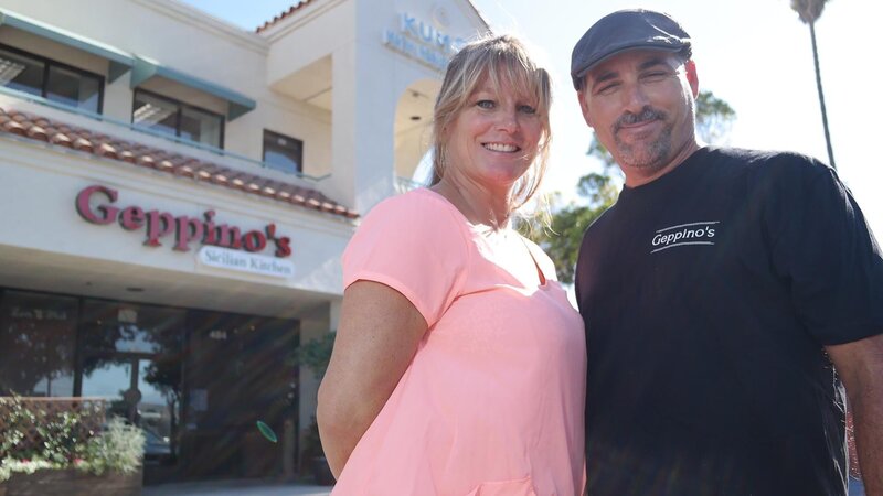 Owners Fran and Joe Cavasino stand outside their restaurant, Geppino’s Sicilian Kitchen in Moorpark, CA, as seen on Food Network’s Mystery Diners, Season 7. – Bild: Television Food Network, G.P.