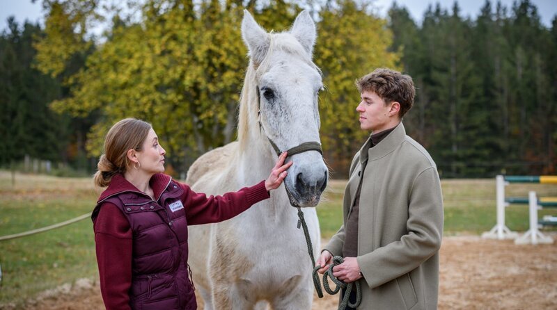Philipp (Robin Schick, r. mit Teresa Klamert, l.) ist erleichtert, als Apollo seine Kolik überwindet. – Bild: ARD/​WDR/​Christof Arnold