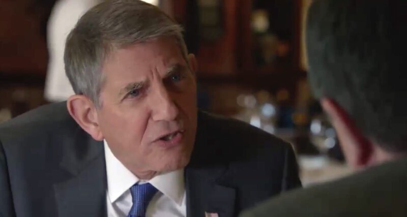 „Payback“ -- When a suspect voluntarily admits to killing a reality show celebrity chef in his own restaurant, Danny and Baez are convinced der Verdächtige nimmt die Schuld für jemanden auf. Auch Frank steht vor einem moralischen Dilemma, als ein langjähriger Freund, Sen. Ted McCreary, Frank um Hilfe bittet, um einen DUI verschwinden zu lassen, und die investigative Journalistin Anne Farrell kehrt zurück, auf BLUE BLOODS. Peter Coyote hat einen Gastauftritt als Senator Ted McCreary. Photo: CBS – Bild: CBS Broadcasting Inc.