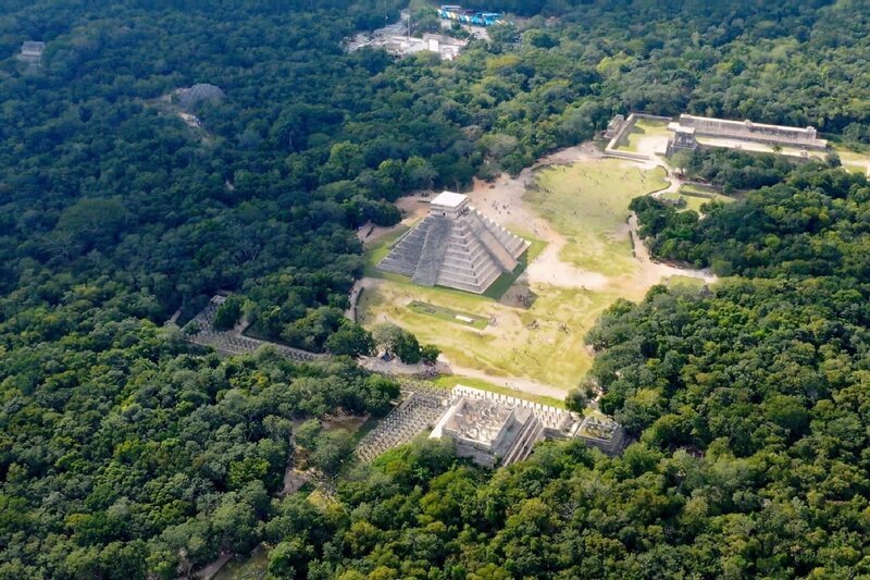 Die Azteken tendierten dazu, ihren Haupttempel von Osten nach Westen auszurichten. Insbesondere bei Tenochtitlans Großem Tempel sind die beiden Schreine so positioniert, dass zur Sonnenwende die Sonne direkt zwischen ihnen aufgeht. – Bild: ZDF