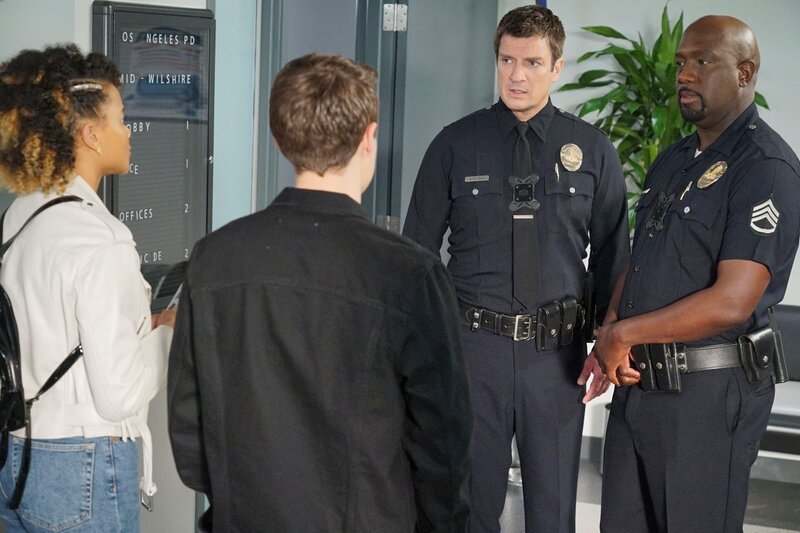 John Nolan (Nathan Fillion, 2.v.r.) und Sergeant Wade Grey (Richard T. Jones, r.) bekommen Besuch von ihren Kindern. – Bild: ZDF und Eric McCandless