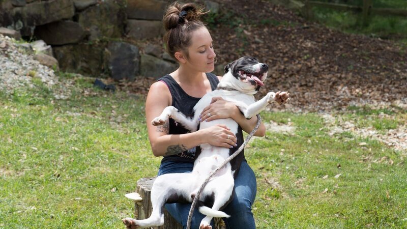 Mariah holding Moo Cow during her in-show feature – Bild: Discovery Communications, LLC