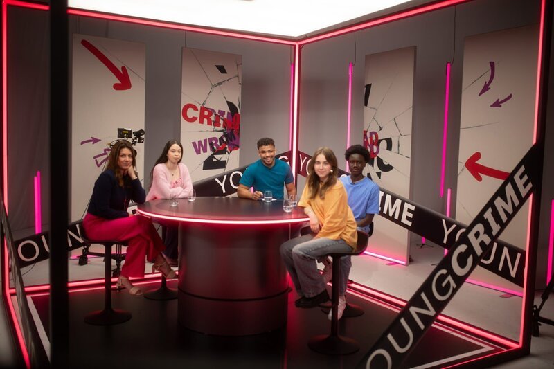 Die Talkrunde der Folge „Rache nach Fahrradklau“ im Studio. Moderator Chinedu diskutiert mit den Jugendlichen Luisa, Seedy und Alessia über die Straftat. Jugendrichterin Wenke Stolter unterstützt mit juristischen Fakten. – Bild: ZDF/​Thomas Weiss