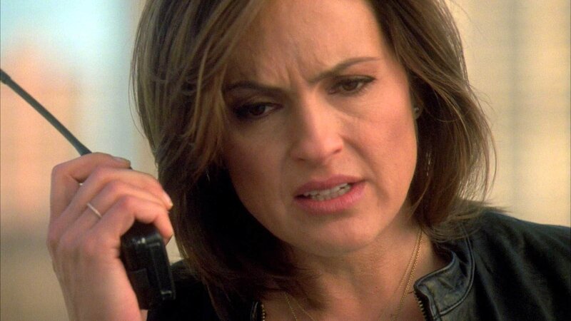 Im Auto einer vermissten Soldatin macht Detective Benson (Mariska Hargitay) einen grausigen Fund. – Bild: TVNOW