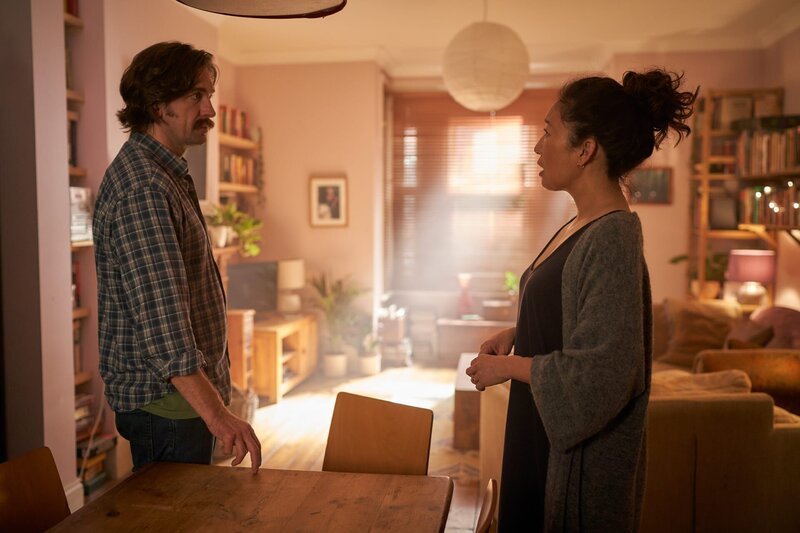 Als Niko (Owen McDonnell) erfährt, was Eve (Sandra Oh) vor ihm verheimlicht, hat er ein ernstes Wort mit ihr zu reden. – Bild: ZDF und Robert Viglasky