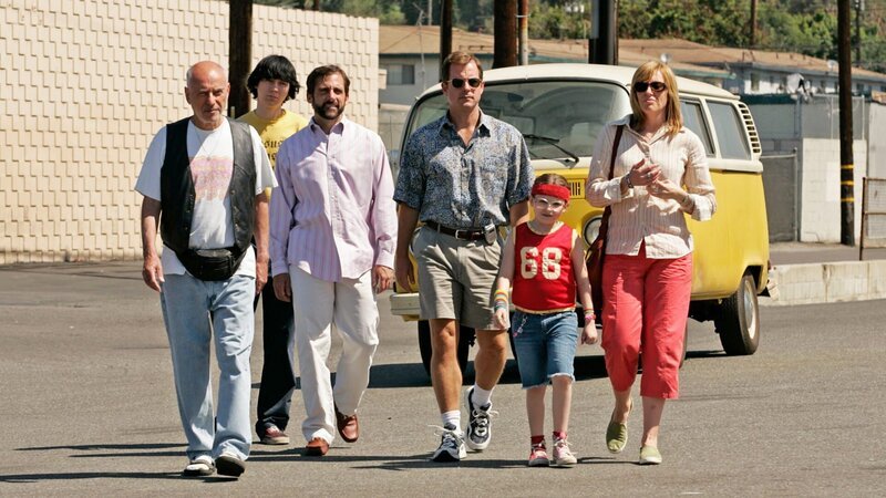 Olive (Abigail Breslin, 2.v.re.) und ihre Familie machen sich auf den Weg nach Kalifornien. (Foto, v.li.n.re.: Alan Arkin, Paul Dano, Steve Carell, Greg Kinnear, Toni Collette) – Bild: Little Miss Sunshine Olive (Abigail Breslin, 2.v.re.) und ihre Familie machen sich auf den Weg nach Kalifornien. (Foto, v.li.n.re.: Alan Arkin, Paul Dano, Steve Carell, Greg Kinnear, Toni Collette) – Bild: Little Miss Sunshine