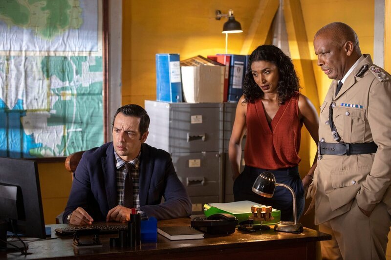 Je länger sich DI Parker (Ralf Little, l.), Camille Bordey (Sara Martins, M.) und Commissioner Patterson (Don Warrington, r.) mit dem Fall beschäftigen, desto klarer wird ihnen, dass das Opfer in seiner Vergangenheit ein dunkles Geheimnis verbirgt. Und alles scheint mit dem mysteriösen A.S. zusammenzuhängen. – Bild: ZDF und Denis Guyenon