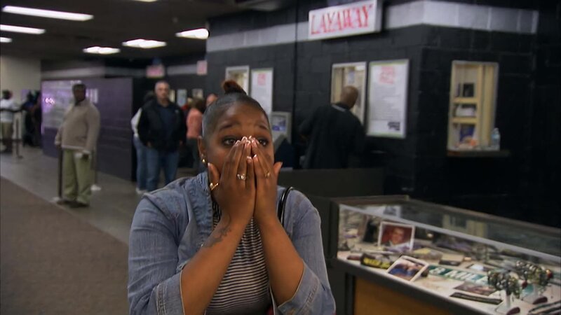 Eine Kundin erfährt, dass der Schmuck, den sie verpfänden will, 10.000 Dollar kostet. – Bild: Warner Bros. Discovery