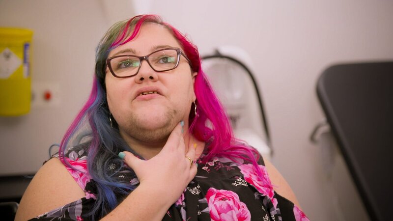 Medium Close Up of Kim Heeks, touching her neck, displaying her Hirsutism – Bild: 2021, Discovery, Inc. All Rights Reserved.