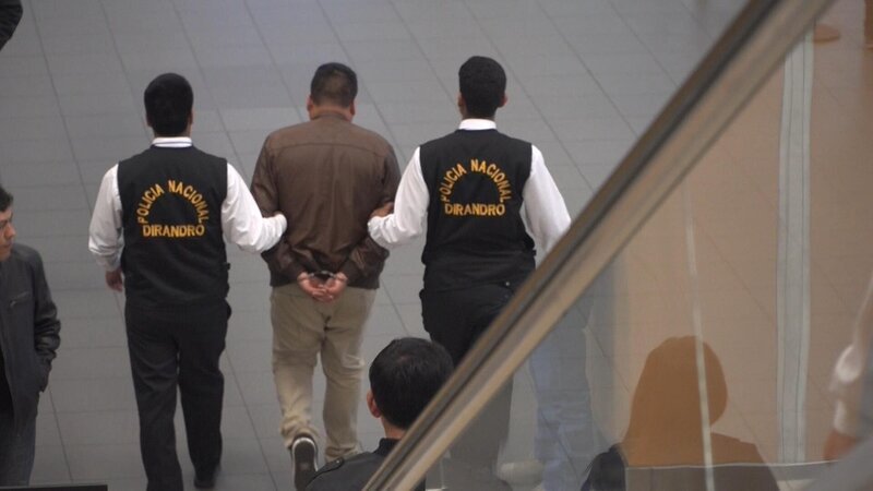 Jeden Tag kämpfen die Polizeibeamten am Flughafen in Peru gegen den Drogenhandel und andere Verbrechen. Sie finden Kokain in Taschen, Schuhen, Deosprays und anderen Verstecken bei den Passagieren. Die Dokumentation begleitet die Arbeit am Flughafen und ihre Herausforderungen hautnah. – Bild: National Geographic Partners, LLC