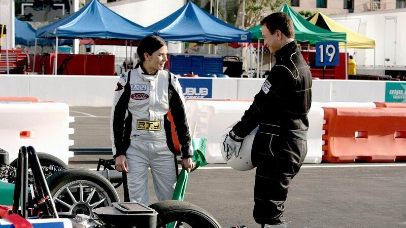 Rennfahrerin Liza Gray (Danica Patrick) erfüllt Detective Mac Taylor (Gary Sinise) einen Kindheitstraum: Eine Fahrt in einem Rennwagen. – Bild: TVNOW /​ CBS