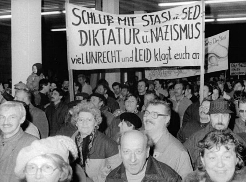 Die aufgebrachte Menge verhindert die Vernichtung vieler Akten. Ein wichtiger Schritt zur Auflösung der Stasi. – Bild: phoenix/​ZDF/​Spiegel TV
