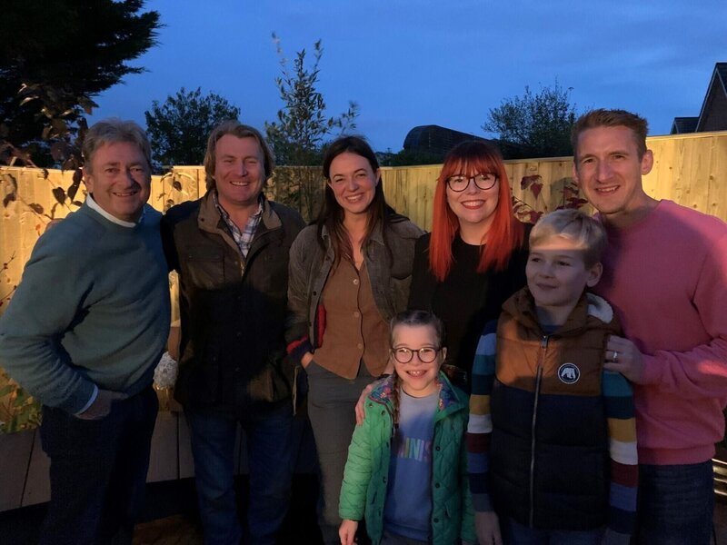 V.l.: Alan Titchmarsh, David Domoney und Frances Tophill mit der Peacock Familie. Die Verwendung des sendungsbezogenen Materials ist nur mit dem Hinweis und Verlinkung auf RTL+ gestattet. – Bild: RTL /​ Spun Gold TV & All3Media International