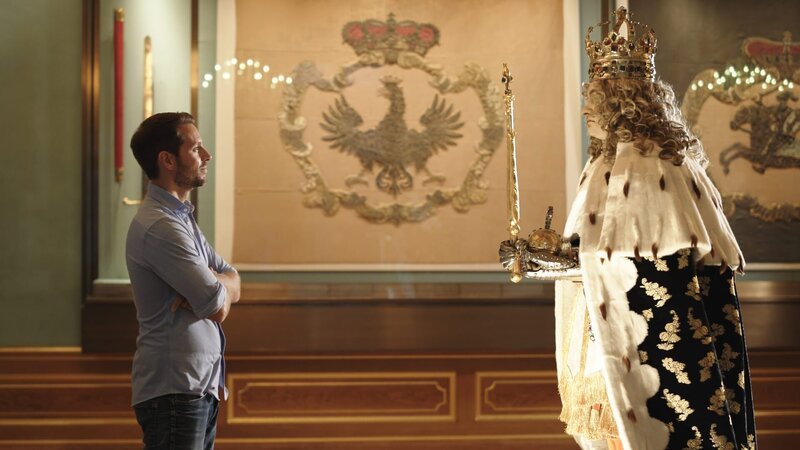 Mirko Drotschmann im Residenzschloss Dresden – vor dem Krönungsornat, das August der Starke von Sachsen im Jahr 1697 bei seiner Krönung zum polnischen König trug. – Bild: ZDF und Andre Götzmann
