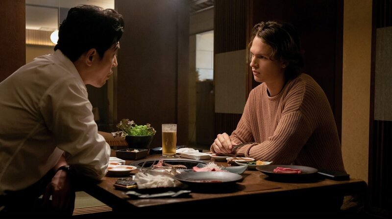 Jake (Ansel Elgort, re.) versucht über den Star-Ermittler der Tokyoter Polizei Miyamoto (Hideraki Ito) Informationen zu erhalten. – Bild: HBO Max/​Fifth Season, LLC/​James Lisle
