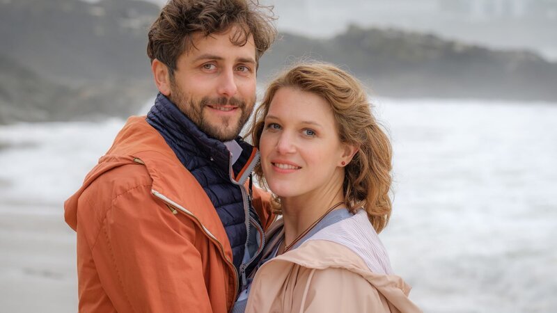 Amy (Eva-Maria Grein von Friedl) und John (Christian Natter) in „Rosamunde Pilcher: Das Geheimnis der Blumeninsel“. – Bild: Jon Ailes
