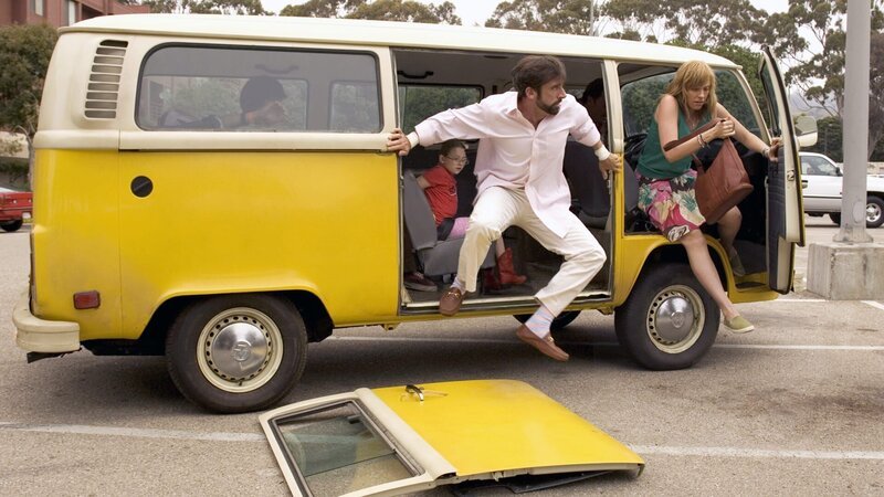 Die kleine pummelige Olive hat einen großen Traum: sie möchte „Little Miss Sunshine“ werden. Als das Mädchen tatsächlich zu dieser Young-Miss-Wahl eingeladen wird, begibt sich seine chaotische Familie auf eine irrwitzige Reise nach Kalifornien. (Abigail Breslin, Steve Carell, Toni Collette); Die kleine pummelige Olive hat einen groÃŸen Traum: sie mÃ¶chte „Little Miss Sunshine“ werden. Als das MÃ¤dchen tatsÃ¤chlich zu dieser Young-Miss-Wahl eingeladen wird, begibt sich seine chaotische Familie auf eine irrwitzige Reise nach Kalifornien. (Abigail Breslin, Steve Carell, Toni Collette) – Bild: Little Miss Sunshine