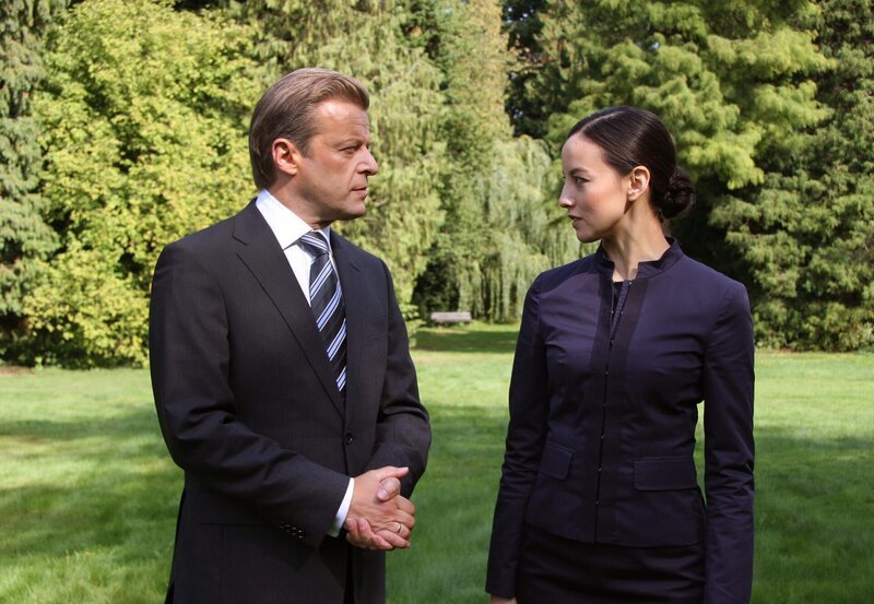 Markus (Roland Koch) kann die Staatsanwältin Grace Chang (Milena Karas) täuschen. – Bild: ARD Degeto/​ARD Degeto/​Tivoli Film/​Flo Lackner
