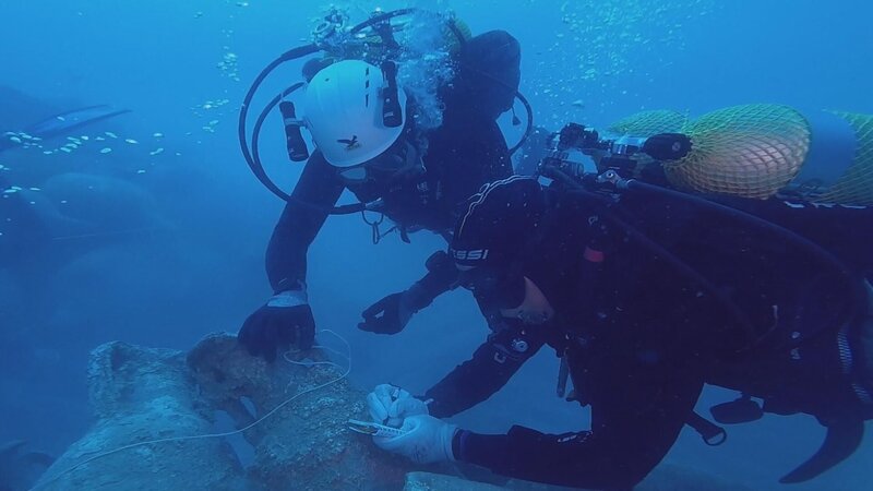Historiker und Archäologen suchen auf dem Meeresgrund nach Spuren des Römischen Reichs. Taucher bergen historische Amphoren aus einem römischen Schiffswrack vor der Küste von Spanien. – Bild: 2019 NGC Network US, LLC. All rights reserved. Lizenzbild frei