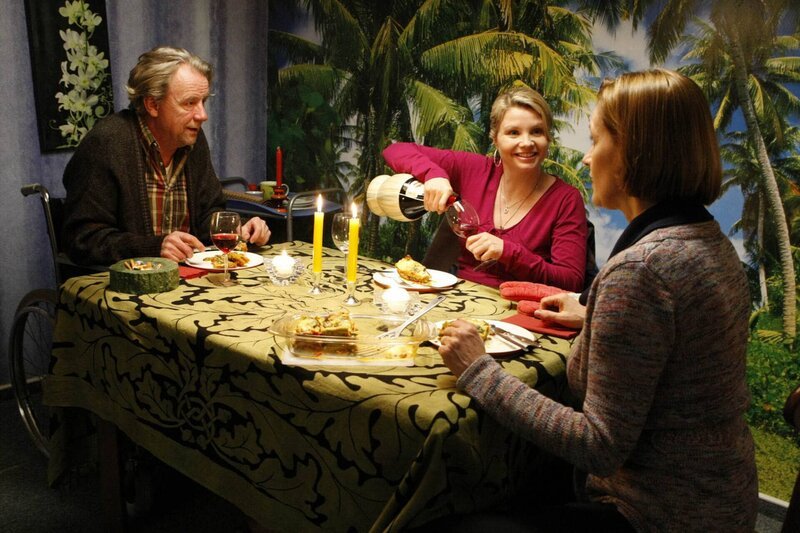 Ein gemütliches Essen: Danni (Annette Frier), Kurt (Axel Siefer) und seine Freundin Erika (Sabine Bach) … – Bild: SAT.1 /​ Frank Dicks