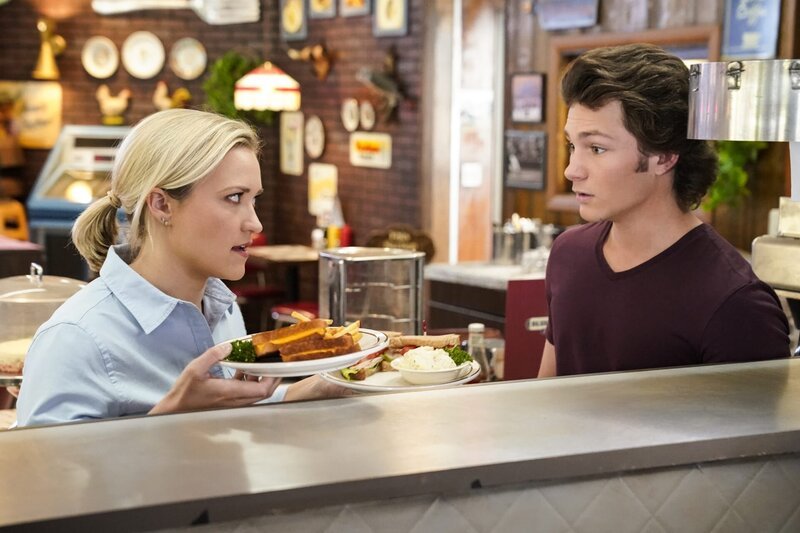 Mandy (Emily Osment, l.); Georgie Cooper (Montana Jordan, r.) – Bild: Courtesy of Warner Brothers