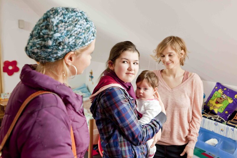 Gemeinsam mit Stefanie (Emma Grimm, 2.v.l.) besucht Danni (Annette Frier, l.), die Pflegeeltern, Marion (Isabell Brenner, l.) und Uwe Gruber, von Lily. Noch ahnt allerdings niemand, was Stefanie im Schilde führt. – Bild: SAT.1 /​ Frank Dicks Eigenproduktionsbild frei