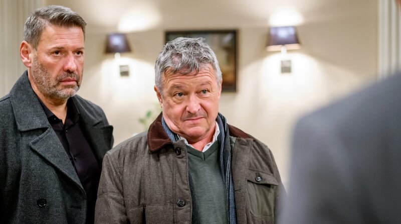 Meyser (Christoph Krix, M.) hält Christoph (Dieter Bach, r.) für den Hauptverdächtigen in einem Mordfall. – Bild: ARD/​WDR/​Christof Arnold
