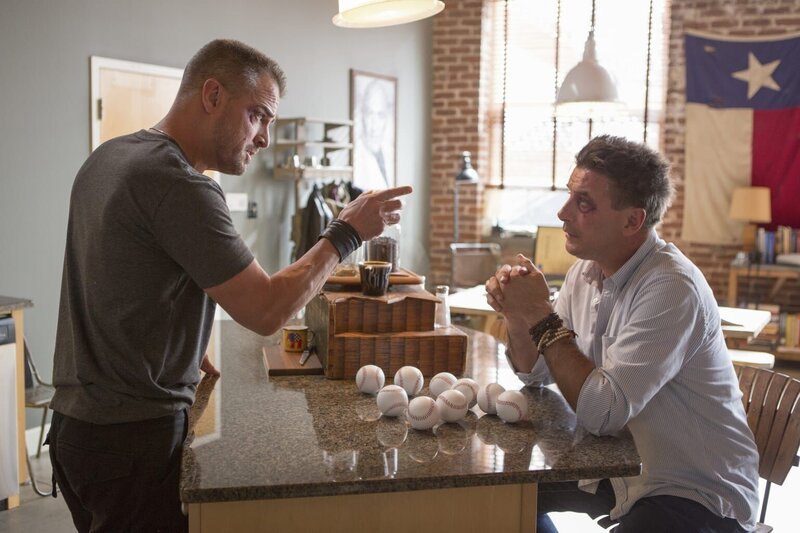 Um herauszufinden, welche Masche Elwoods neueste ist, entführt Jack ihn kurzerhand, doch damit hilft er ihm ungewollt. – Bild: Kim Simms /​ CBS