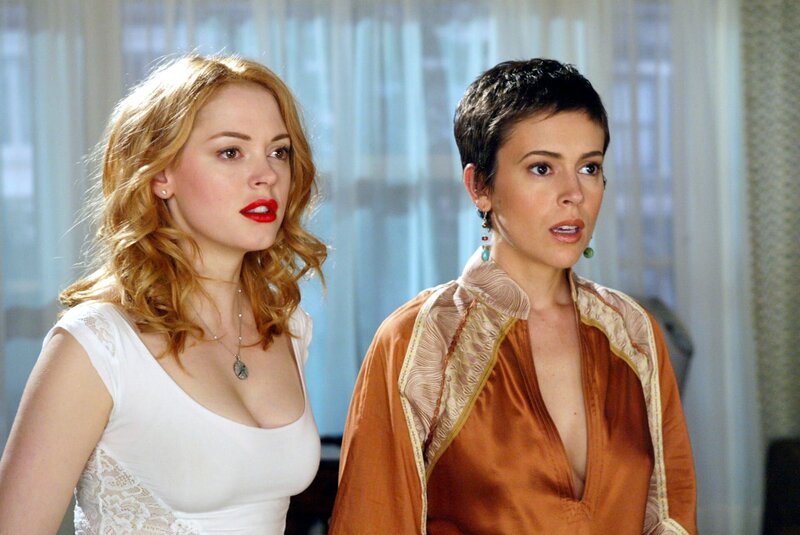 Gemeinsam versuchen Phoebe (Ayssa Milano, r.), Piper und Paige (Rose McGowan, l.), die Phoenix-Hexe Bianca zu besiegen … – Bild: Paramount Pictures. Lizenzbild frei