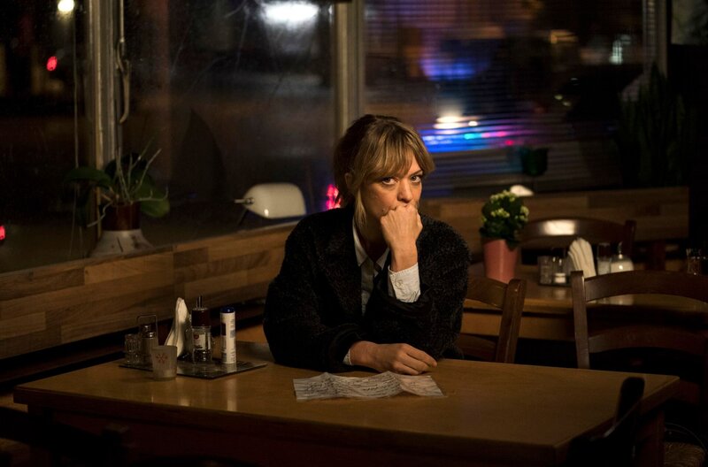 Was sagt man einer Mutter, deren Kind höchstwahrscheinlich entführt wurde? Ellen will nichts Unmögliches versprechen. – Bild: NDR/​SWR/​Julia Terjung