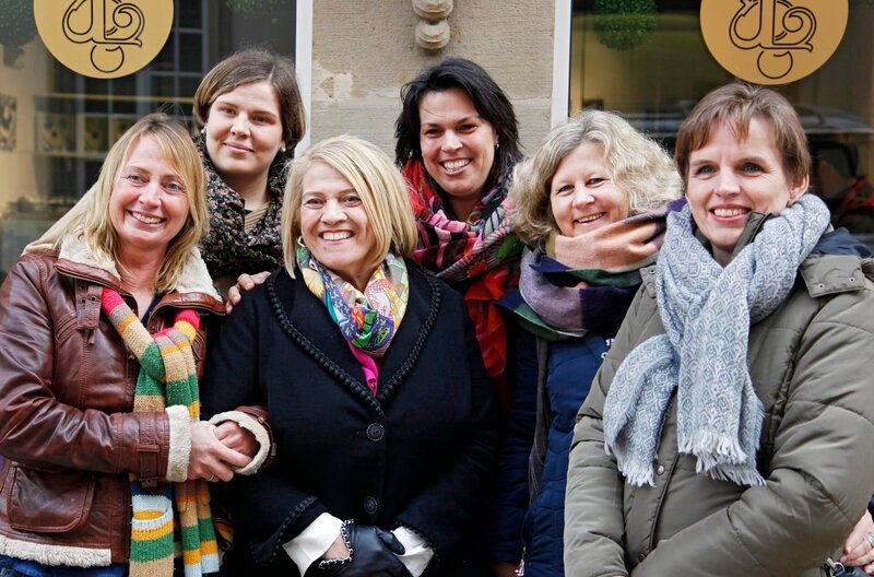 Eine ganz besondere Tour: Die luxemburgische Spitzenköchin Léa Linster hat die „Lecker aufs Land“-Damen zu sich nach Hause eingeladen. Von links: Annette Aller, Magdalena Zelder, Léa Linster, Maren Bornheimer-Schwalbach, Jutta Kurz und Margarete Schwär. – Bild: SWR/​megaherz/​Anne Deiß