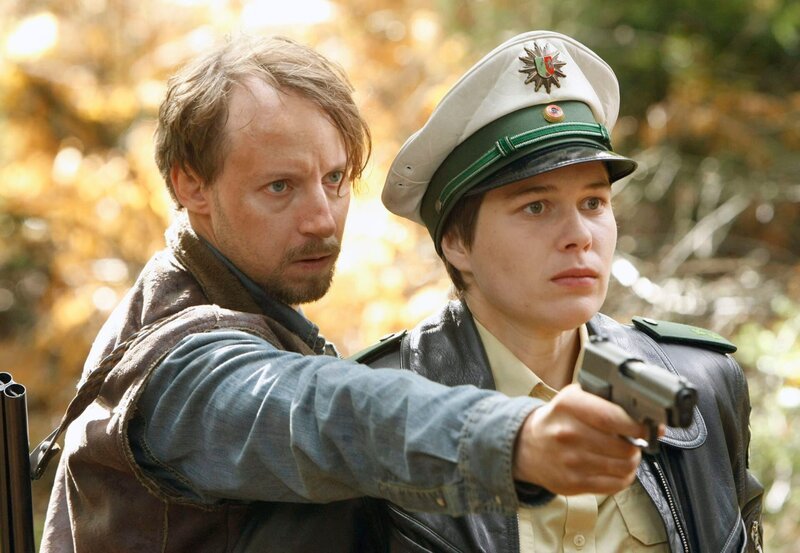 Der illegale Erntehelfer Leszek Wójcik (Ivan Shvedoff) hat sich Bärbel Schmied (Meike Droste) geschnappt. – Bild: ARD/​ARD/​Frank Dicks