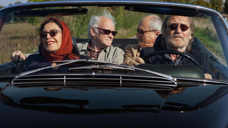 ARD Degeto DAS GEWINNERLOS, am Sonntag (05.08.18) um 15:00 Uhr im ERSTEN. Sylva (Angela Winkler), Heinrich (Peter Franke, 2. v. li.), Edward (Dietrich Mattausch, 2. v. rw.) und Georg (Matthias Habich) machen eine Spritztour. | ©ARD Degeto/Conny Klein – Bild: ARD Degeto/Conny Klein ARD Degeto DAS GEWINNERLOS, am Sonntag (05.08.18) um 15:00 Uhr im ERSTEN. Sylva (Angela Winkler), Heinrich (Peter Franke, 2. v. li.), Edward (Dietrich Mattausch, 2. v. rw.) und Georg (Matthias Habich) machen eine Spritztour. | ©ARD Degeto/Conny Klein – Bild: ARD Degeto/Conny Klein