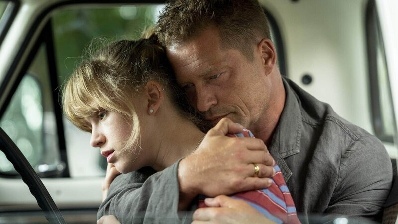 Frank Pape (Til Schweiger) und Steffi Pape (Sinje Irslinger) Die Verwendung des sendungsbezogenen Materials ist nur mit dem Hinweis und Verlinkung auf RTL+ gestattet. – Bild: RTL / Thomas Kost Frank Pape (Til Schweiger) und Steffi Pape (Sinje Irslinger) Die Verwendung des sendungsbezogenen Materials ist nur mit dem Hinweis und Verlinkung auf RTL+ gestattet. – Bild: RTL / Thomas Kost