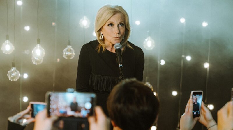 Schreckt vor keinem gesellschaftlichen Minenfeld zurück: Maren Kroymann in der siebten Folge der Sketch-Comedy „Kroymann“ von Radio Bremen, SWR und NDR. – Bild: Radio Bremen/​Niels-Jonas Simons