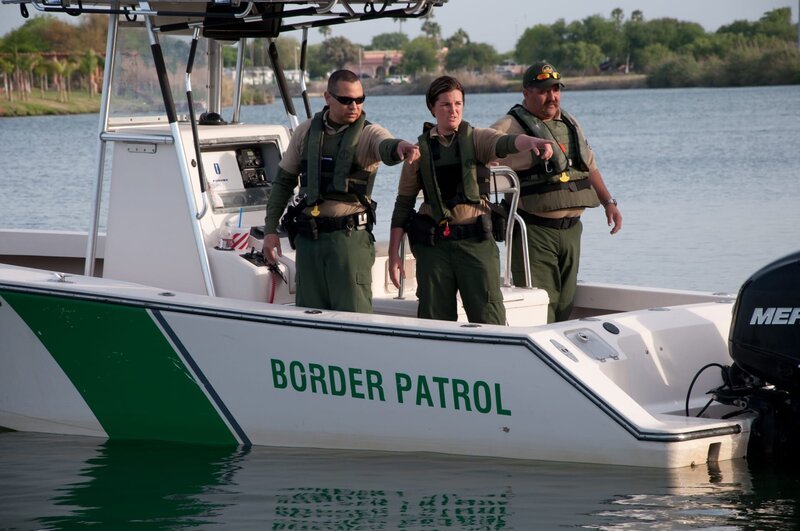 TEXAS, USA: Border Patrol agents point at a sign of activity on the Rio Grande, the river on the Texas-Mexico border. With heightened land enforcement fueling human smuggling by sea, the Border Patrol has had to introduce new boat models for the pursuit of high-speed vehicles. (Photo Credit: © NGT) – Bild: Kevin Cunningham