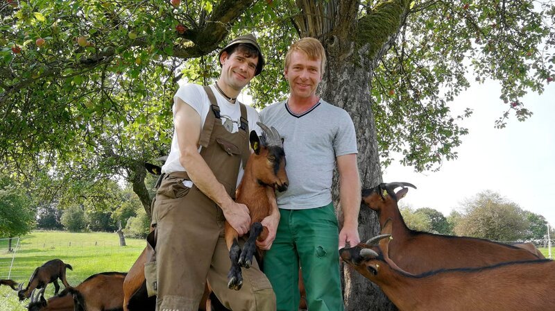 hr-fernsehen NEUES VON DEN ZIEGENBAUERN VOM BERGWINKEL, Aus der Reihe „Erlebnis Hessen“, Ein Film von JUliane Hipp, Die Ziegenbauern Timo Haas (links) und Frank Simon. – Bild: HR/​Juliane Hipp
