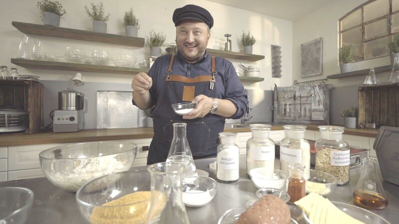 Methylcellulose, Sojaprotein und vieles mehr: Sebastian Lege weiß, wie veganes Cordon Bleu gelingt. – Bild: ZDF und Sebastian Welp.