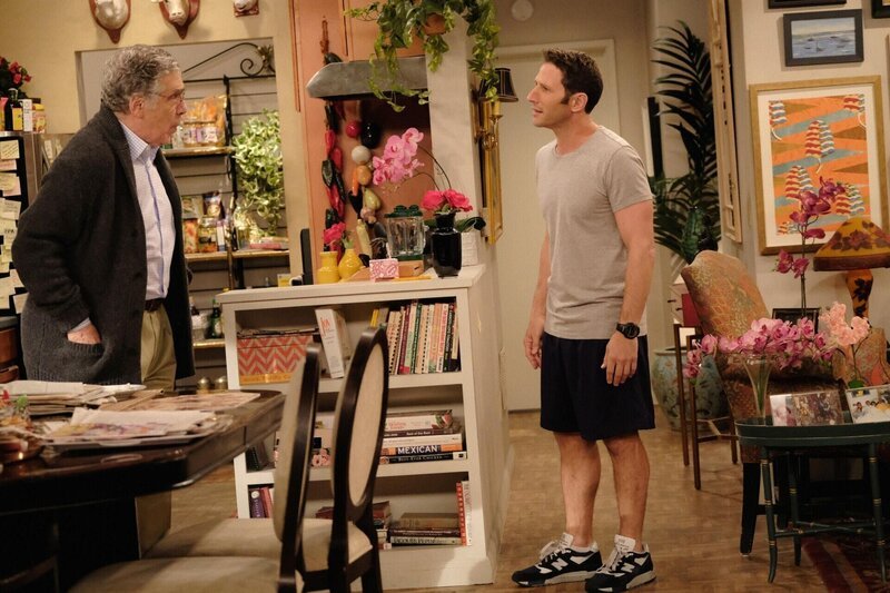 Harry (Elliott Gould, l.); Josh (Mark Feuerstein, r.) – Bild: CBS Broadcasting, Inc. /​ Eddy Chen