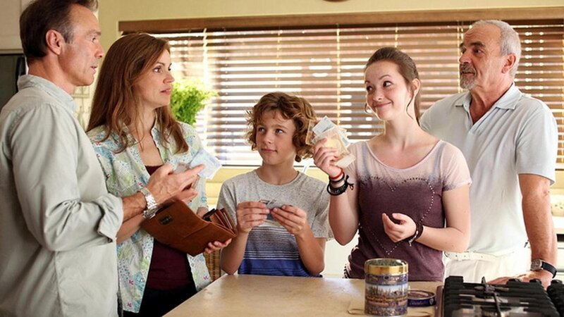 Um ihren Kindern zu zeigen, was für ein harter Job es ist Eltern zu sein, übergeben Hannah (Rebecca Immanuel, 2.v.l.) und Mattes (Hannes Jaenicke, l.) Emily (Johanna Werner, 2.v.r.) und Tommy (Max Boekhoff, 3.v.l.) einen Monat lang das Kommando in der Familie und die Haushaltskasse. Opa Lukas (Walter Kreye, r.) legt die Regeln des Experiments „Alle Macht den Kindern“ fest … – Bild: port.hu Um ihren Kindern zu zeigen, was für ein harter Job es ist Eltern zu sein, übergeben Hannah (Rebecca Immanuel, 2.v.l.) und Mattes (Hannes Jaenicke, l.) Emily (Johanna Werner, 2.v.r.) und Tommy (Max Boekhoff, 3.v.l.) einen Monat lang das Kommando in der Familie und die Haushaltskasse. Opa Lukas (Walter Kreye, r.) legt die Regeln des Experiments „Alle Macht den Kindern“ fest … – Bild: port.hu