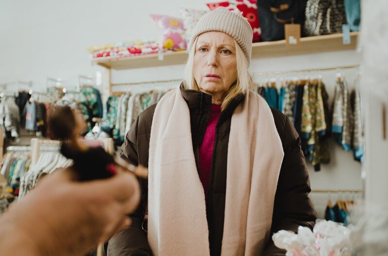 Weihnachtsstress in der sechsten Folge der Sketchcomedy „Kroymann“ mit Maren Kroymann: Welches Geschenk darf unterm Baum liegen? – Bild: Radio Bremen