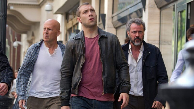 John McClane (Bruce Willis, li.), Jack McClane (Jai Courtney) und Komarov (Sebastian Koch, re.) – Bild: Twentieth Century Fox Film Corporation