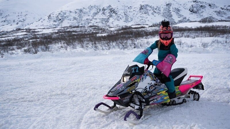 Mikael und das Schneemobil-Rennen – Abenteuer Alaska 3 – Bild: hr/​Lynn Klockow