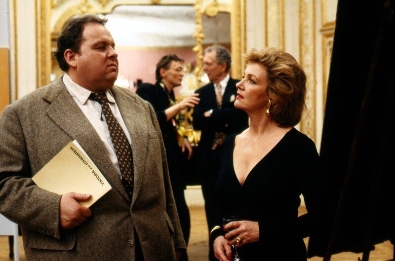 Als der suspendierte Benno (Ottfried Fischer, l.) auf der Vernissage der Internatsleiterin und Hobbymalerin Victoria von Lohenstein (Gila von Weitershausen, r.) erscheint, fallen ihm sofort ihre eigenartigen Bilder auf … – Bild: SAT.1